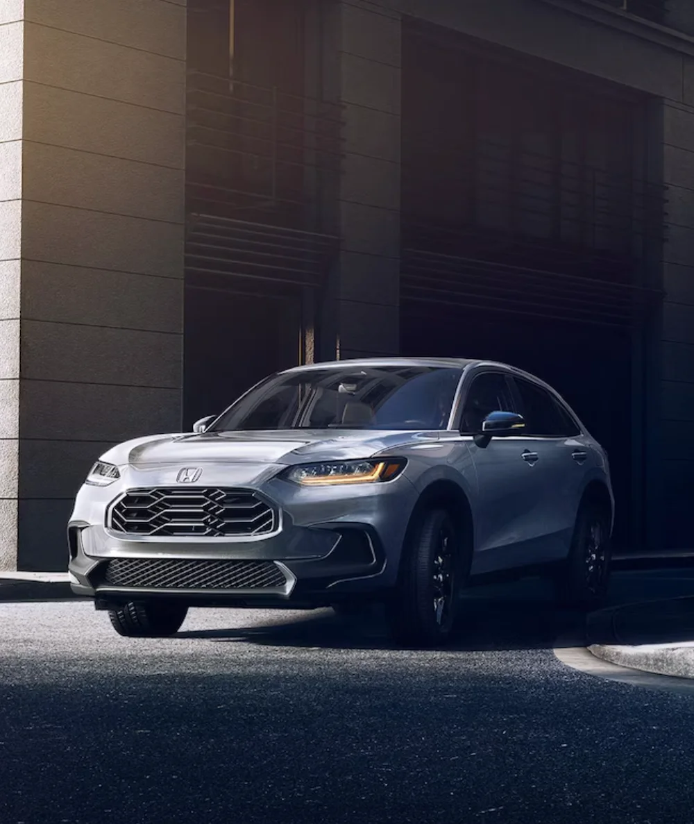 Honda HR-V driving out of an alley