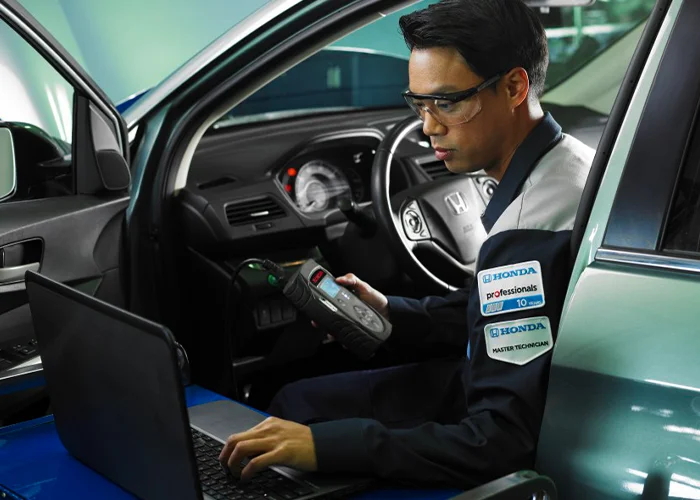 Technician running dianogstic